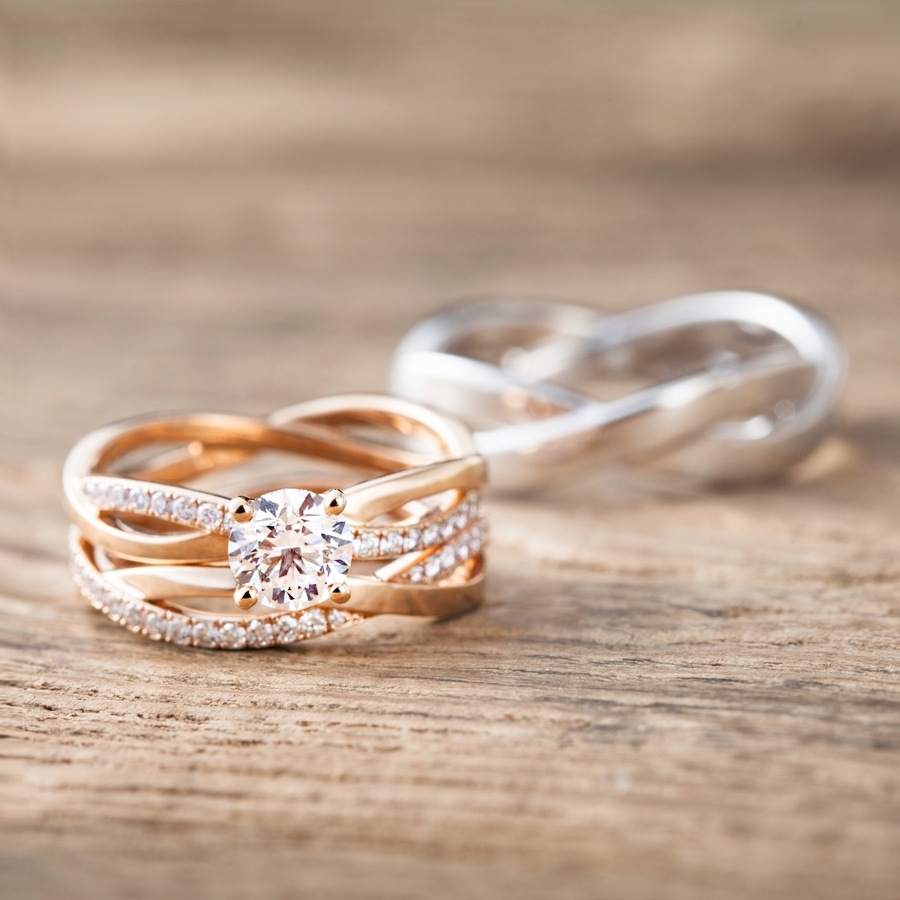 エレガンスが漂う デビアス インフィニティ のエンゲージ デビアスで見つけた 永遠を誓う愛のリング Spur