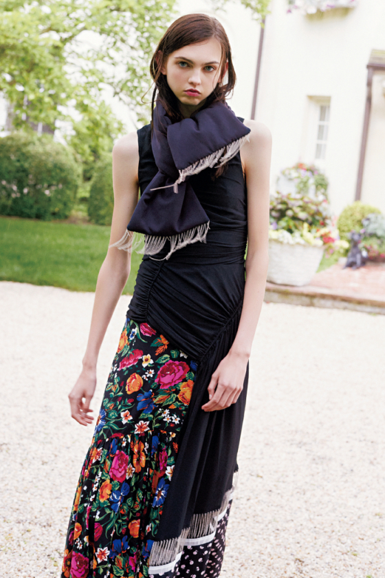 技巧的ドレスをまとい、物語の世界をたゆたう