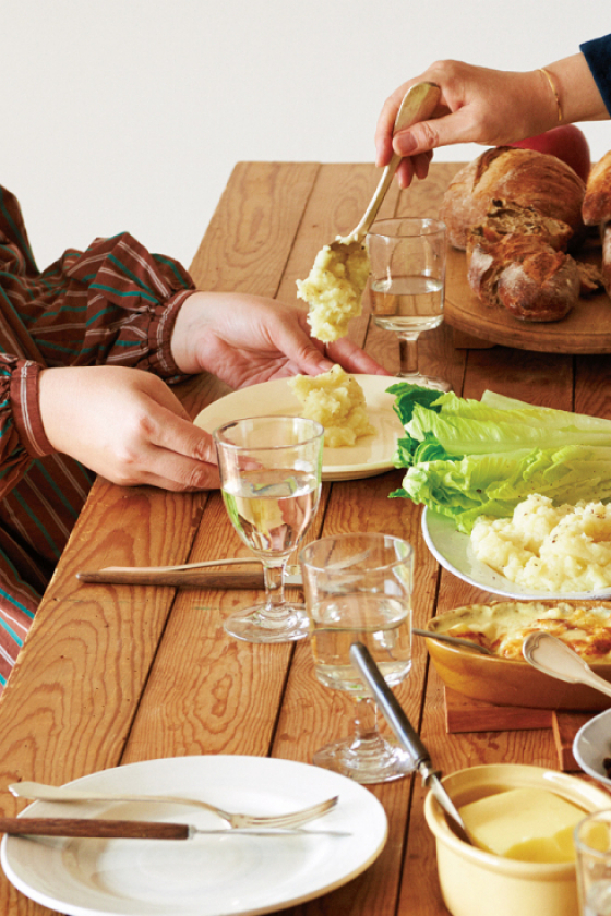 メイン１皿と野菜２皿、デザートで気軽なおもてなしのテーブルに