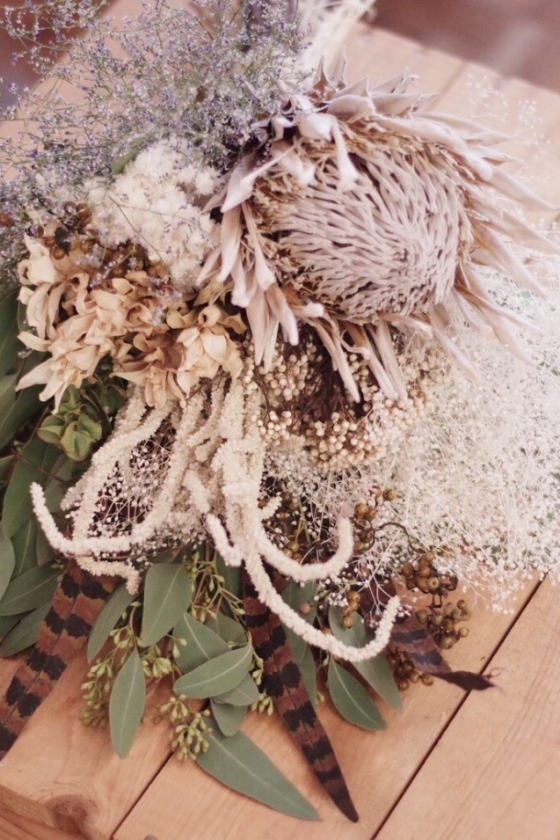 ロマンティックなピンクベージュは、アンティークムードなウェディングに