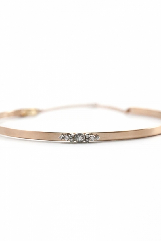 マットな地金とダイヤモンドの女性らしいコントラストが絶妙