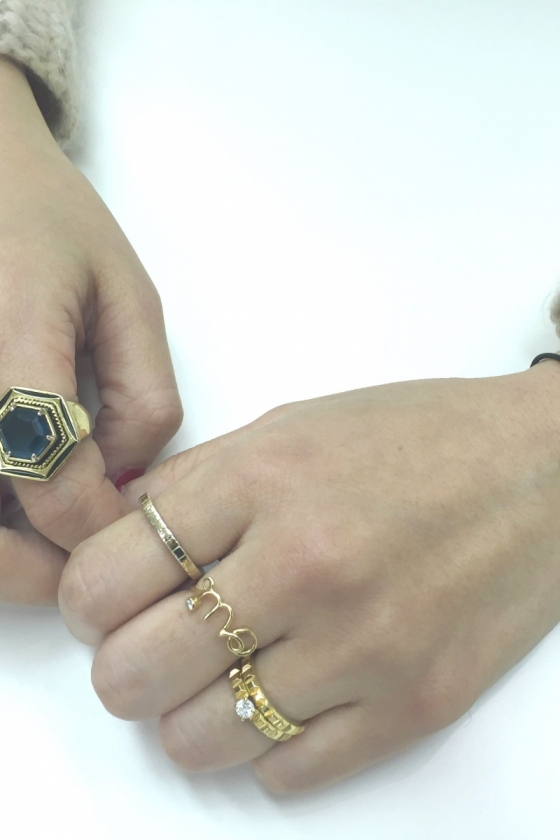 パリシックなレイヤードでモードな手元を演出