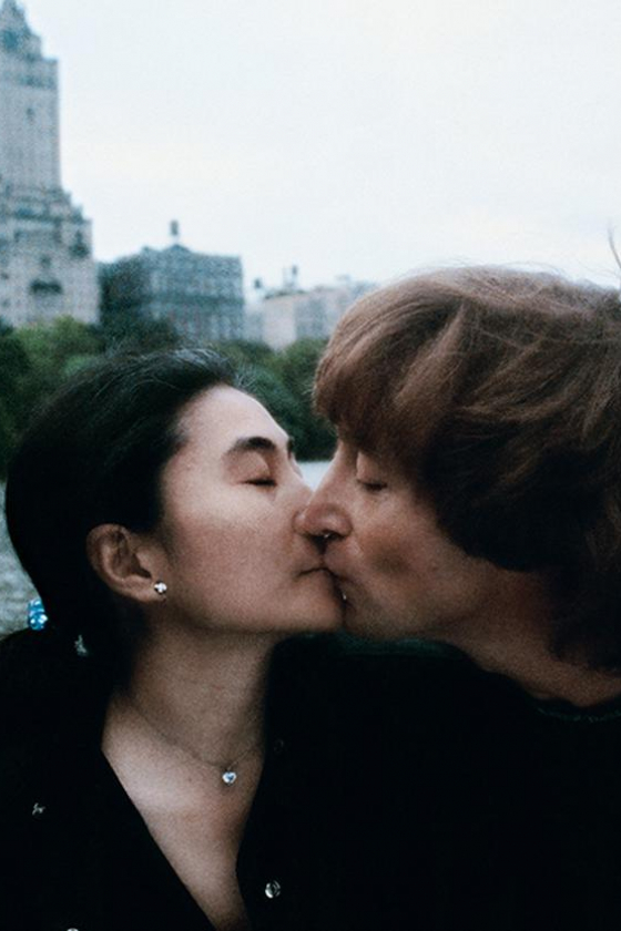 ふたりをよく知る4人が語る、「愛と平和を求め続けたジョンとヨーコの物語」