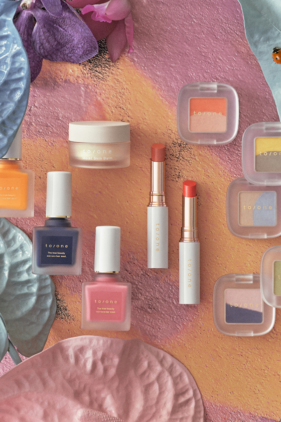 鮮やかなアイシャドウや、外的ストレスから肌を守るバームなど、to/oneの春新作で続・マスク生活をポジティブに！