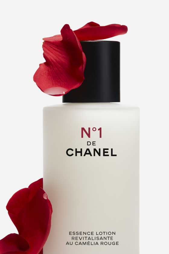 シャネルの人気エイジングケア ライン「N°1 ドゥ シャネル」より、エッセンス ローションが新登場