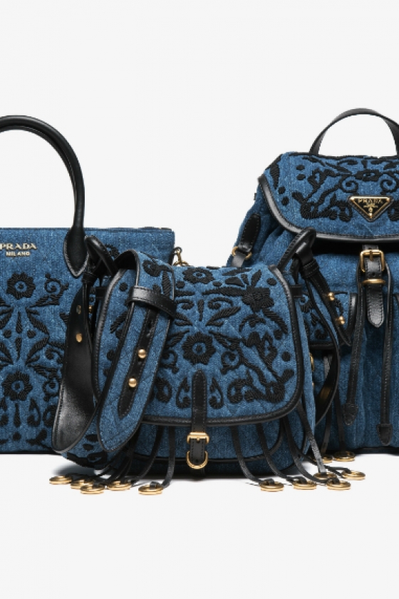 プラダからデニムに刺しゅうを施したバッグ&アクセサリーが発売！