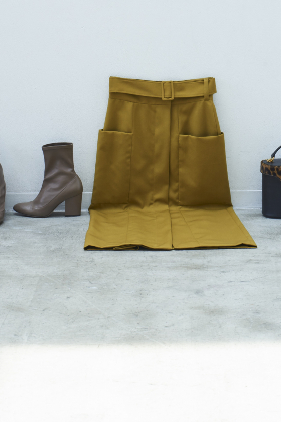 モダンなスカートで描く、現代のレディスタイル