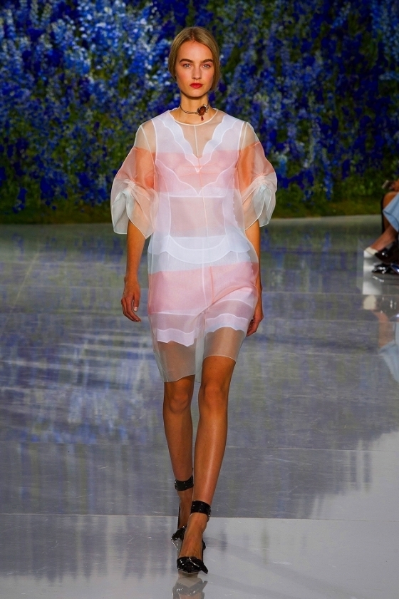 【シアー】レイヤードを意識した立体的な透け感