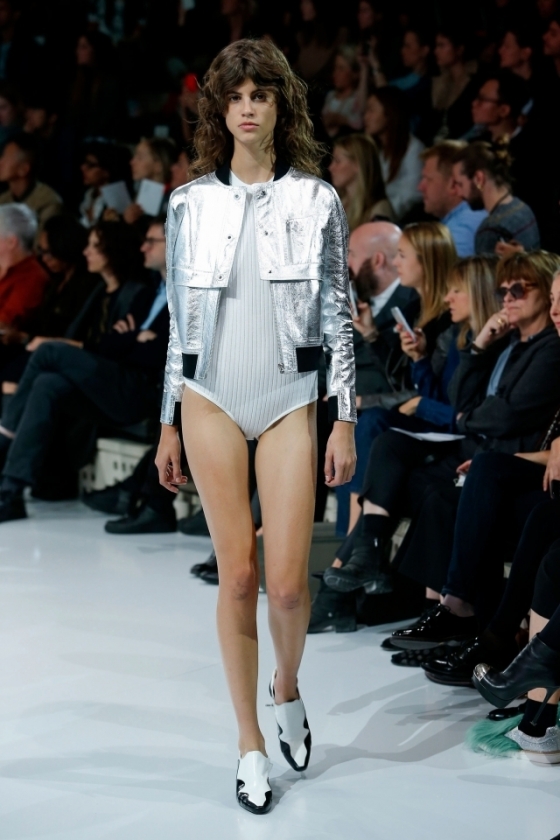 フューチャリズムをモダンにスポーティに再解釈