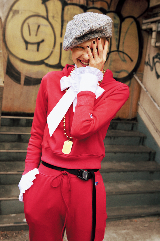 甘さを添えるツイードニットのベレー帽