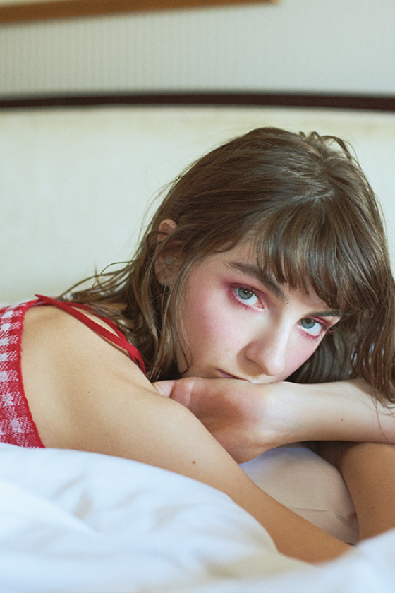 ぬれたようなツヤとにじんだカラー。「泣いてるの？」