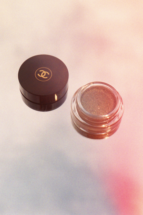 成熟した大人のきらめきで魅了するアイシャドウ