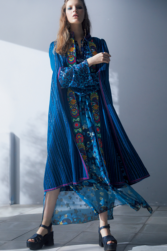 色鮮やかなサイケデリック・モチーフのポンチョ