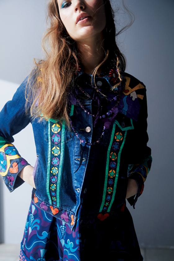 ハンドペイントのデニムに込めたラブ＆ピースの精神