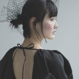 【橋本愛の武装MODE】エターナルなエレガンスを湛えた、フェティコのブラックドレス