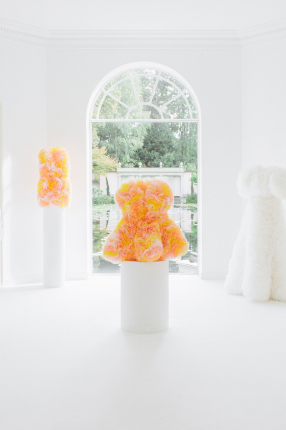 エミリオ・プッチがトモ コイズミとコラボ、11体のドラマティックなドレスをミラノにて披露