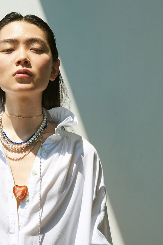 スタイリストに学ぶ、ジュエリーの重ね着け方程式