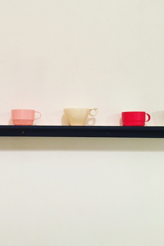 世界の航空会社のカップがずらり。プロダクトデザインの歴史もわかる展覧会「Airplane Cups」開催中