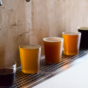 目指すのは新世代の赤提灯！ 学芸大学駅前にクラフトビール＆日本酒「Another8 Corner」オープン