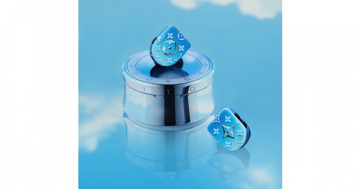 鮮やかなブルーのグラデーションが眩しい！ ルイ・ヴィトンの