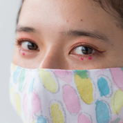 旬顔アイライナーでグラフィックな色遊び