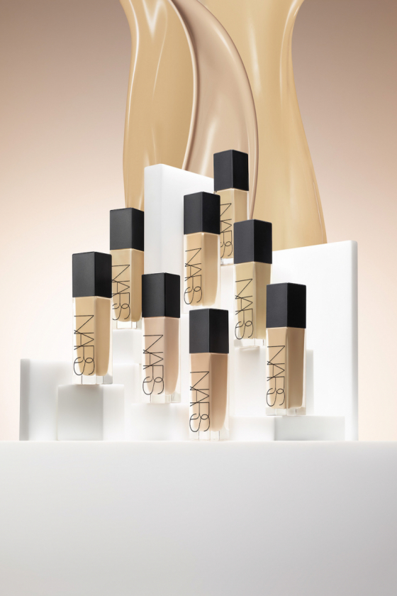 【LOOK 1  KEY PRODUCTS】“色のついたセラム”さながらのファンデーション
