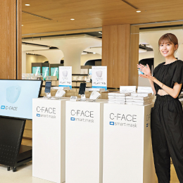 銀座三越本館8階「Japan Duty Free GINZA」で活躍するスマートマスク!