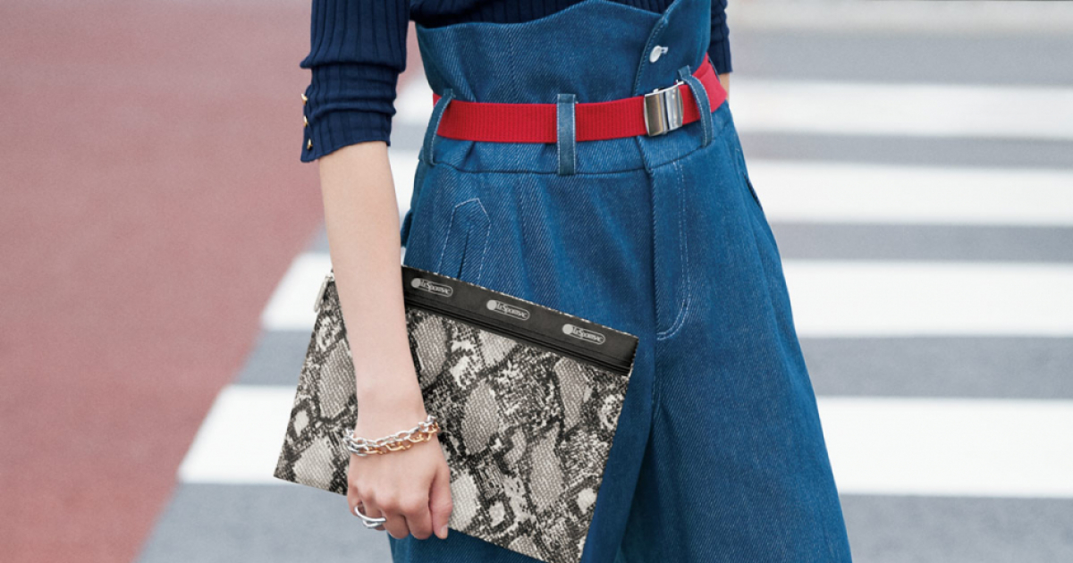 レスポートサックとコラボしたパイソン柄ポーチに注目