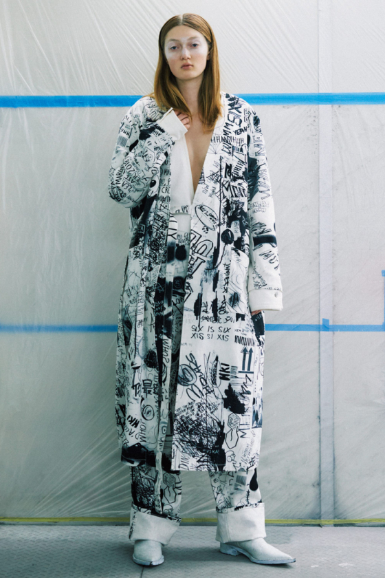 アーティな遊び心をアウターで取り入れる