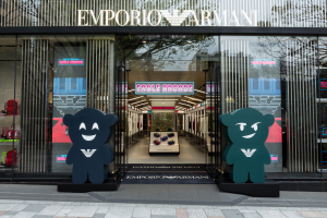 世界初 エンポリオ アルマーニがロゴアイテムを集めたポップアップイベント Emporio Armani Eagle Arcade を開催 ファッションニュース Spur