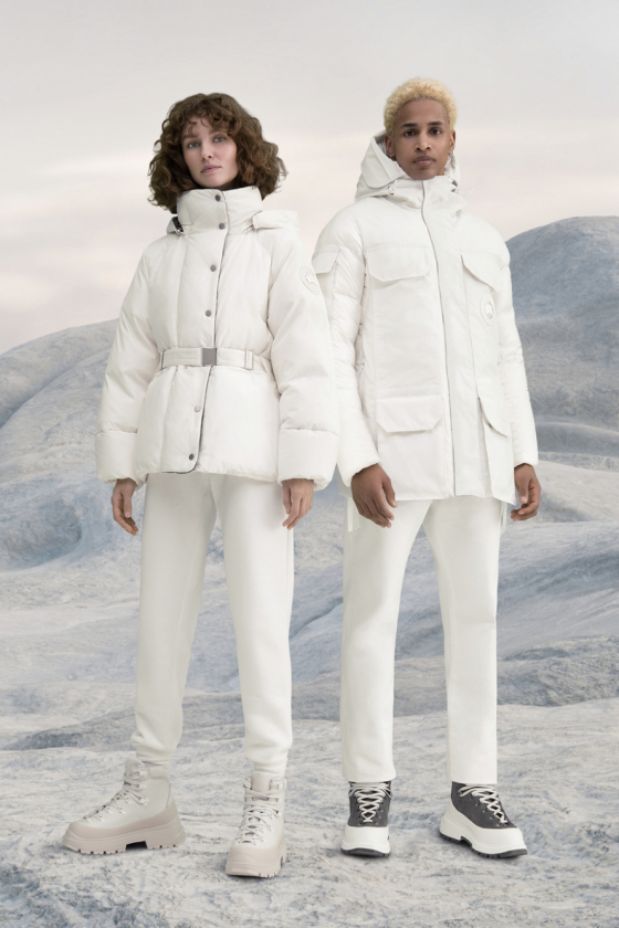 ナチュラルなグレージュがコレクションの鍵に。再生素材を使用したカナダグースの新作アウター