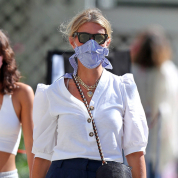 「おしゃれ」と大好評！ グウィネス・パルトロウの「リボンマスク」に注文が殺到