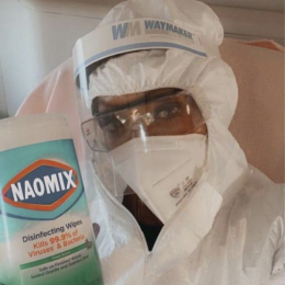 マイ除菌シートを「NAOMIX」と命名! ナオミ・キャンベルのウイルス対策がさらにパワーアップ