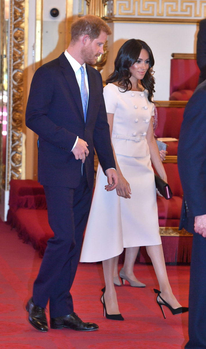 「ヤング・リーダー・プログラム」の授賞式に出席したメーガン妃。淡いベージュピンクのドレスはプラダのもの