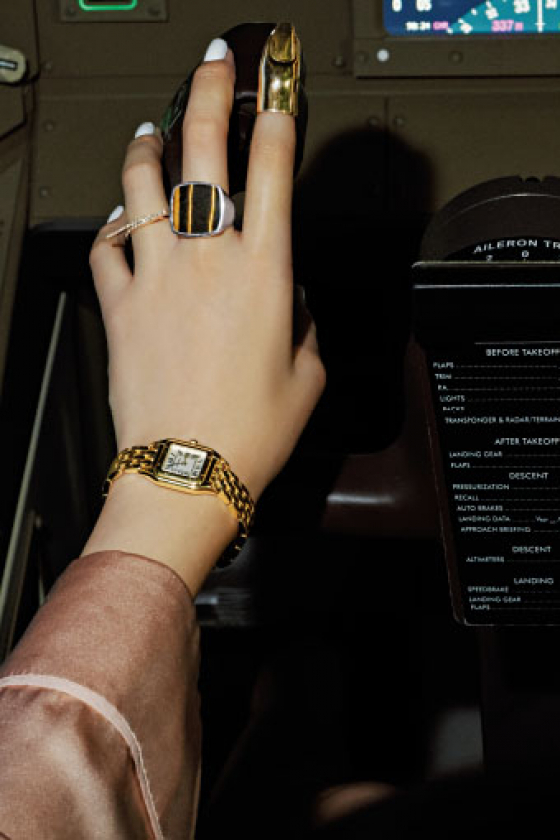 人生を自ら操縦する意志のある手もと。DRIVE MY LIFE