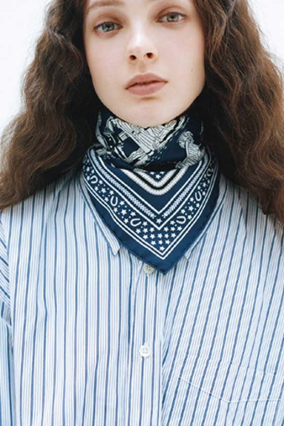 コンサバ服をモードにツイストする首元はどっち？ スカーフ or アクセサリー?