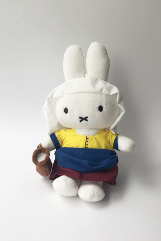 牛乳を注ぐのはミッフィー