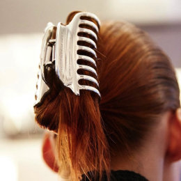 懐かしのバナナクリップがモードに復活!90年代風ヘア再び