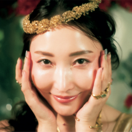 ジュエリーが生き様に光を添える「夜の街の彼女」