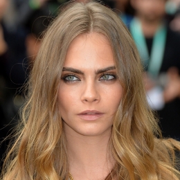 CARA DELEVIGNE/カーラ・デルヴィーニュ