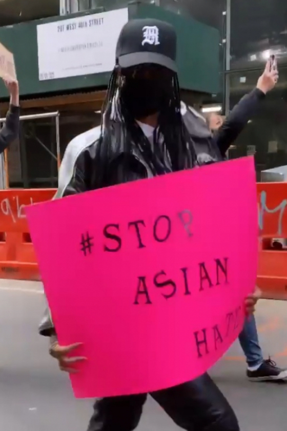 リアーナがアジア系に対するヘイトに抗議！ デモの参加者と気軽に交流する姿が話題を呼ぶ
