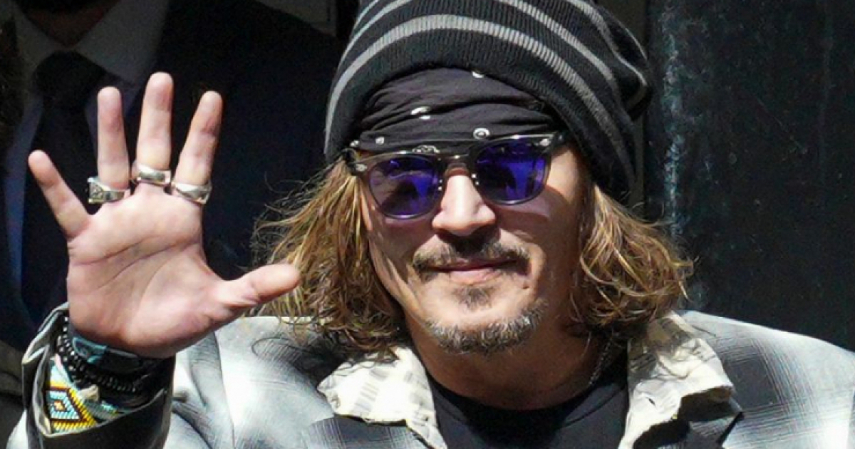 ジョニー・デップ、連日押し寄せるファンと握手や記念撮影！ 手厚い