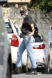 マスク不足をおしゃれに解決 マーゴット ロビーのバンダナ使いに 真似したい の声が続出 セレブニュース Spur