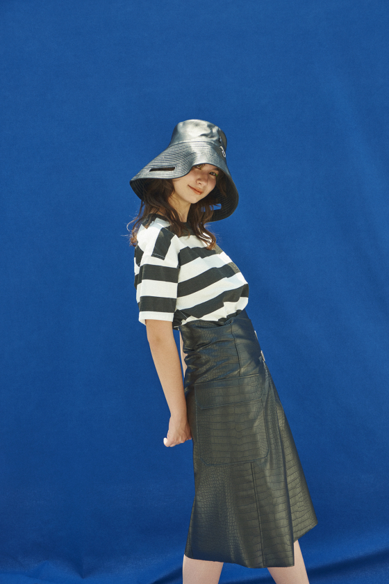 7/25 ボーダーTシャツをモードに着こなす、モノトーンスタイル。