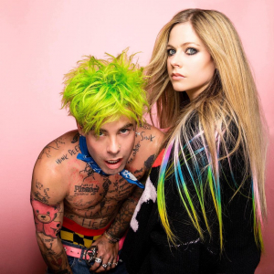 首に アヴリル の巨大タトゥー アヴリル ラヴィーン 約2年ぶりの新恋人は年下ラッパー セレブニュース Spur