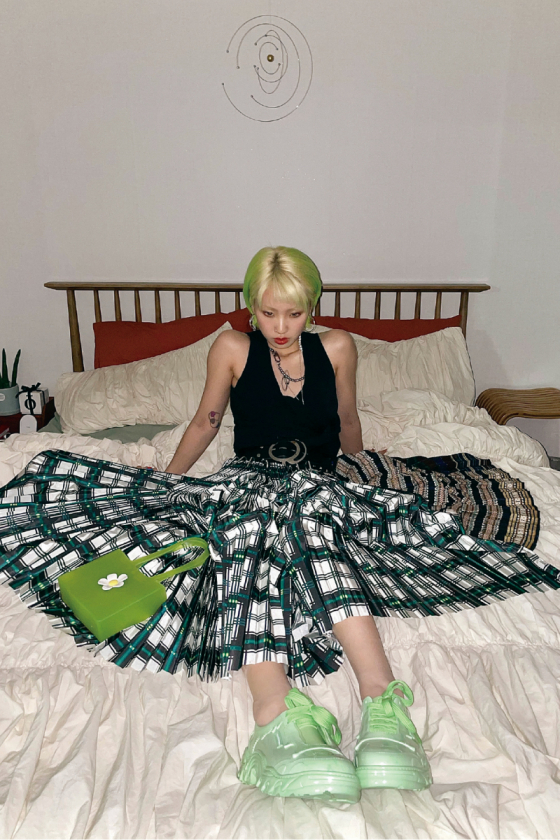 髪色に合わせたグリーンルック。部屋にも緑をきかせて。