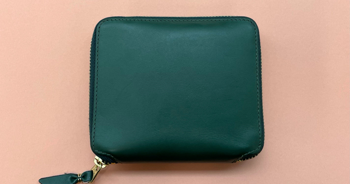 ミニ財布の身軽さと、長財布の包容力を兼ね備えた逸品