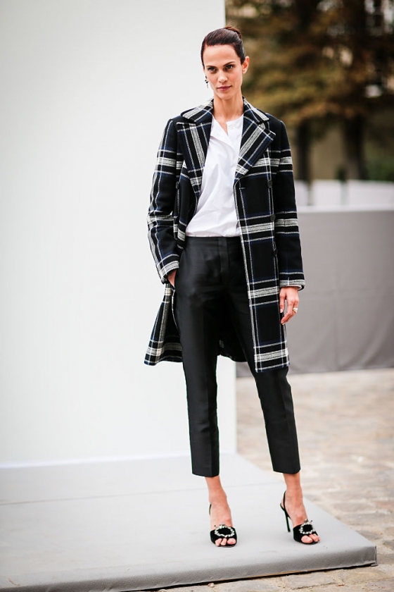 モノトーンのスタイリングになじむチェックのコート