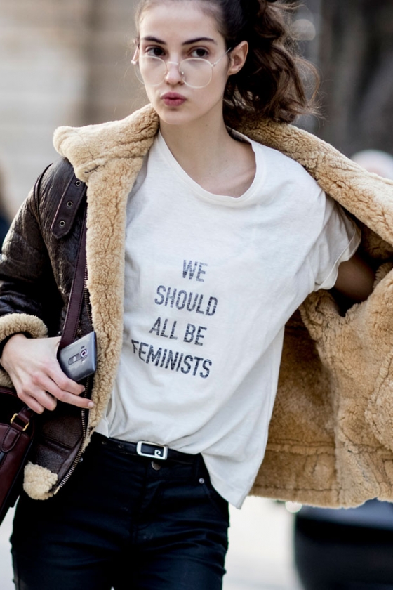 コートの中には「主張する」トップスを