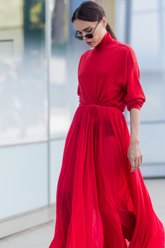 全身で魅せるドラマティック・レッド